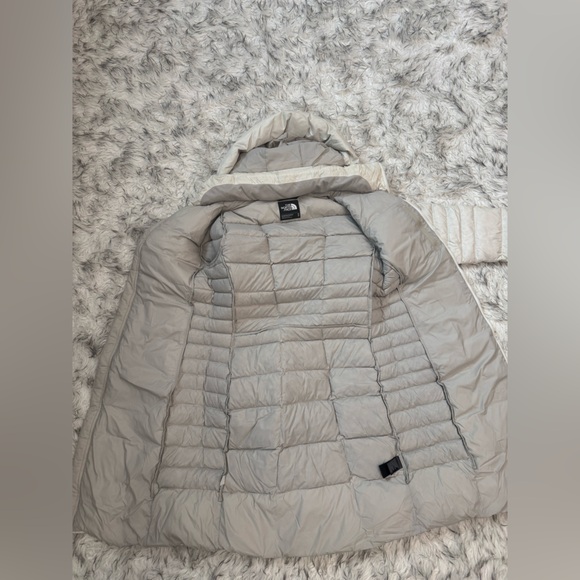 The North Face Long Puffer Jacket 💥 HOST PICK - Picture 10 of 14